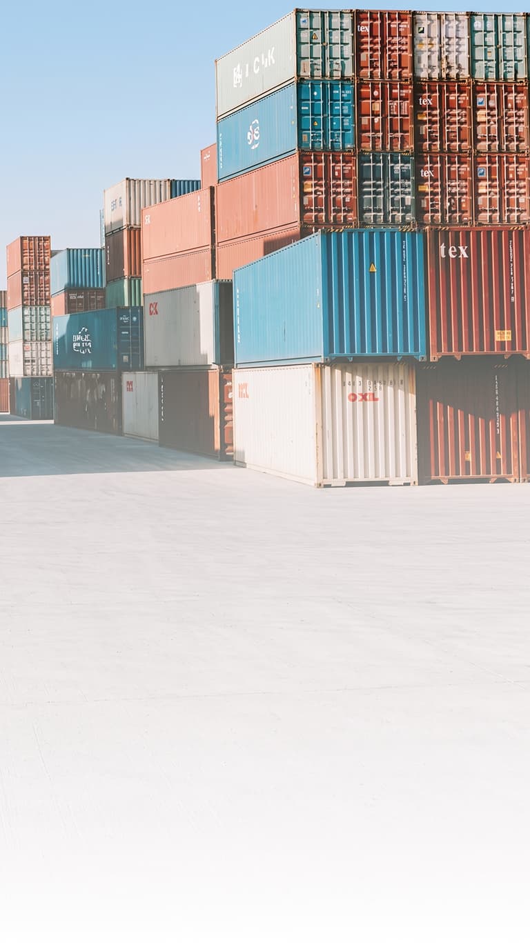 Contenedores de carga en puerto para la importación de productos cosméticos